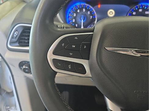 Used 2023 Chrysler Pacifica Touring-L FWD image 11