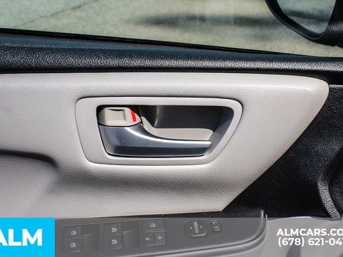 Used 2015 Toyota Camry SE w/ Moonroof Package FWD image 32