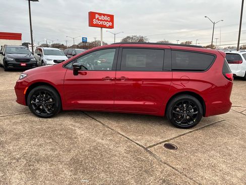 New 2026 Chrysler Pacifica Select image 2