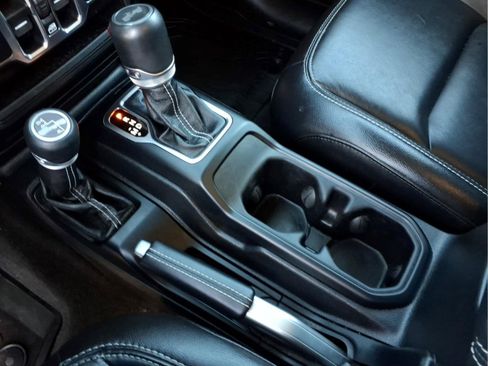 Used 2021 Jeep Wrangler Unlimited Sahara AWD/4WD image 15