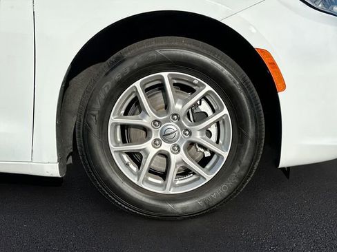 Used 2025 Chrysler Pacifica Select image 31