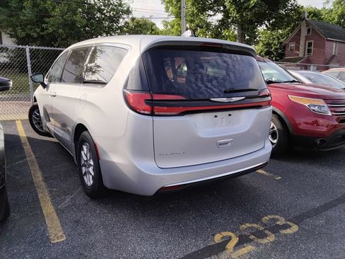 Used 2024 Chrysler Pacifica Touring-L FWD image 6