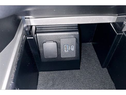 Used 2021 Ford Explorer XLT w/ Equipment Group 202A AWD/4WD image 26