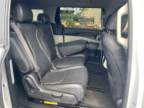 Used 2024 Kia Carnival LX image 15