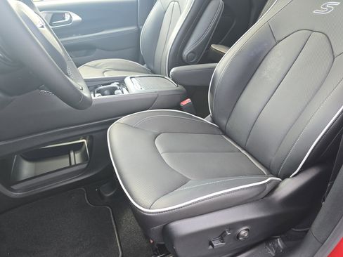 New 2026 Chrysler Pacifica Limited w/ S Appearance Package image 24