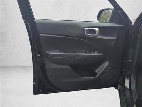 Used 2022 Hyundai Venue SE image 10