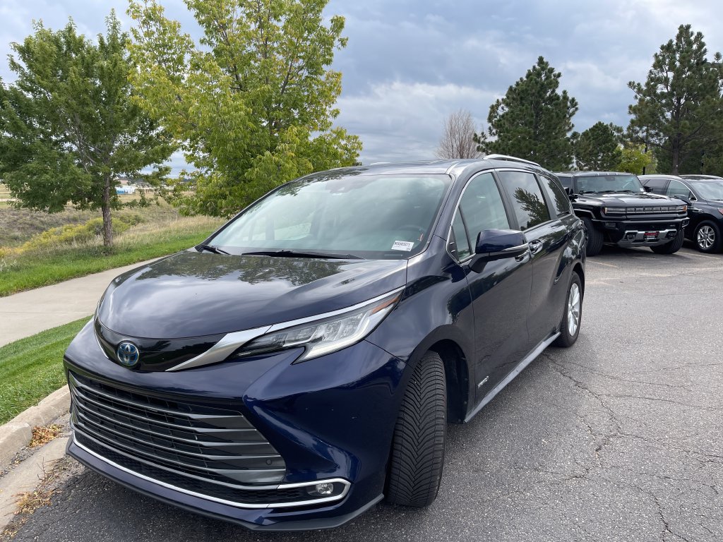Used 2021 Toyota Sienna Limited AWD/4WD image 2