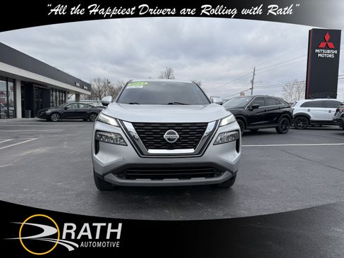 Used 2021 Nissan Rogue SV image 3
