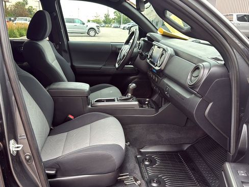Used 2021 Toyota Tacoma TRD Sport AWD/4WD image 12