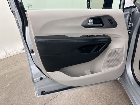 Used 2024 Chrysler Pacifica Touring-L image 31