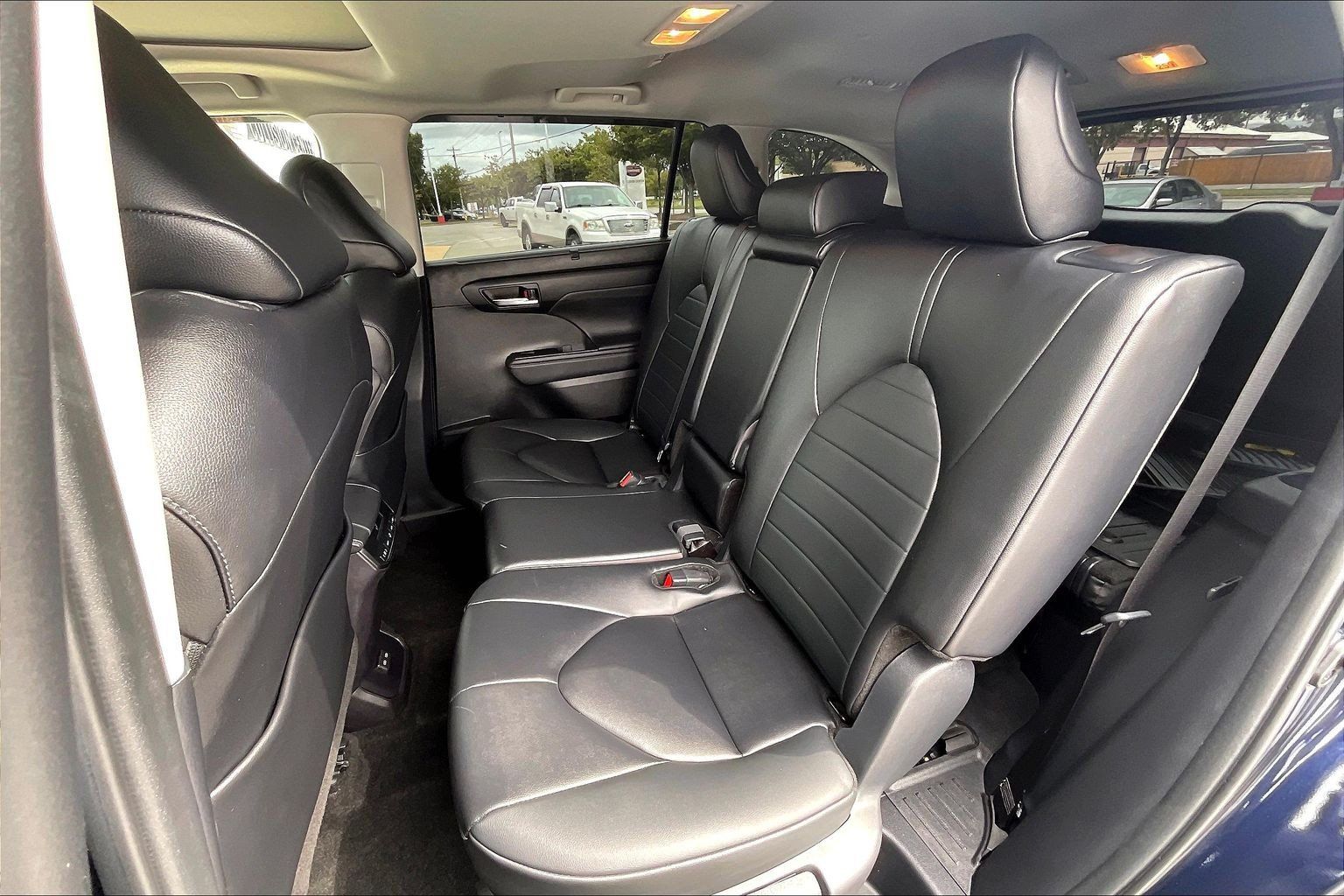 Used 2024 Toyota Highlander XLE AWD/4WD image 31