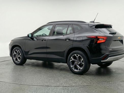 Used 2025 Chevrolet Trax LT w/ LT Convenience Package FWD image 6