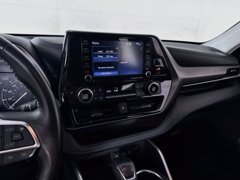 Used 2021 Toyota Highlander XLE AWD/4WD image 16