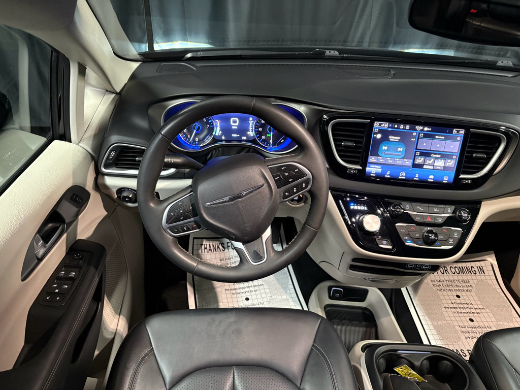Used 2024 Chrysler Pacifica Touring-L FWD image 9