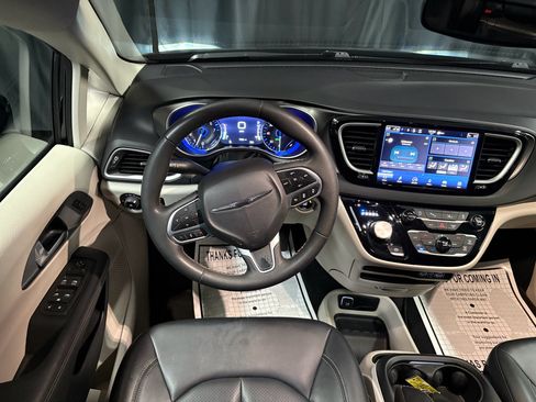 Used 2024 Chrysler Pacifica Touring-L FWD image 9