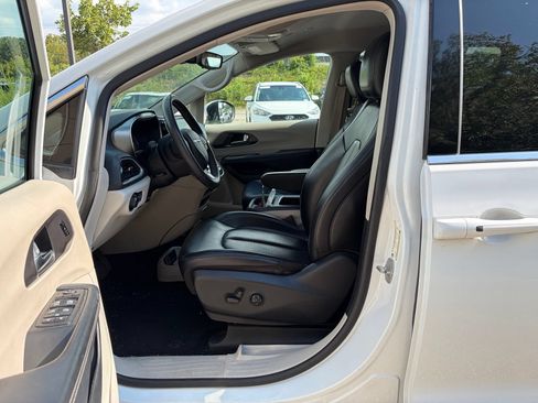 Used 2023 Chrysler Pacifica Touring-L FWD image 9
