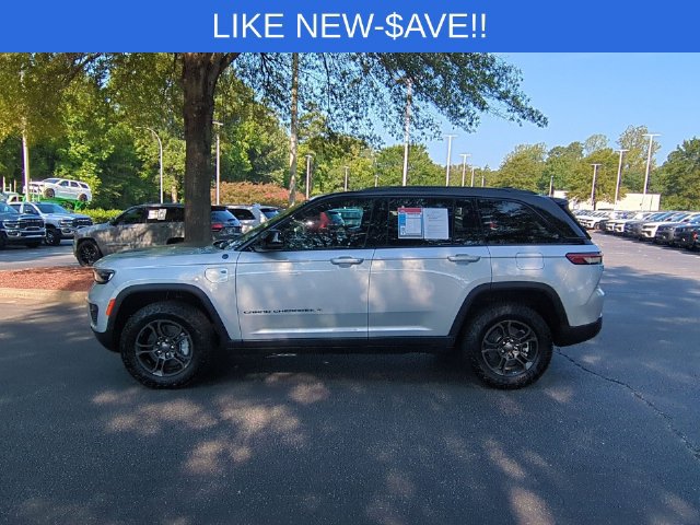 Used 2025 Jeep Grand Cherokee Trailhawk w/ Advanced Protech Group II AWD/4WD image 2