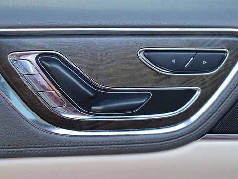 Used 2020 Lincoln Continental w/ Premium Package image 41