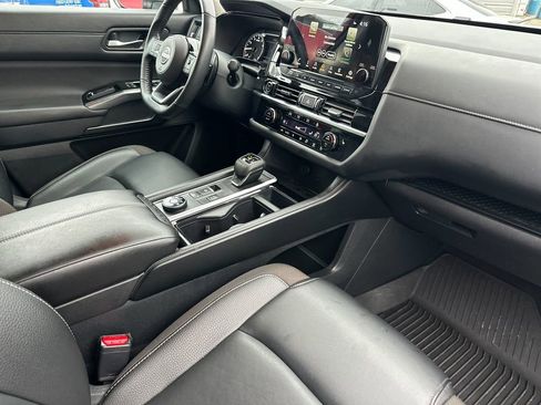 Used 2024 Nissan Pathfinder SL image 16