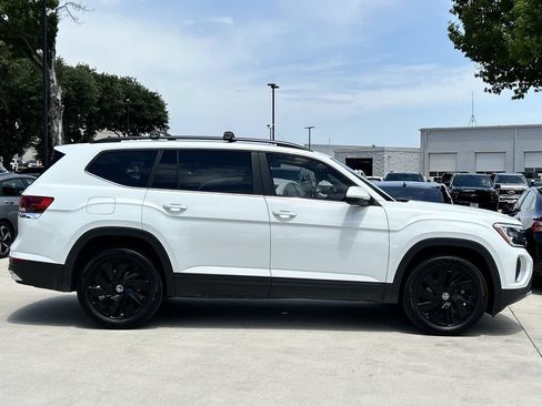 Used 2024 Volkswagen Atlas SE w/ Panoramic Sunroof Package FWD image 2