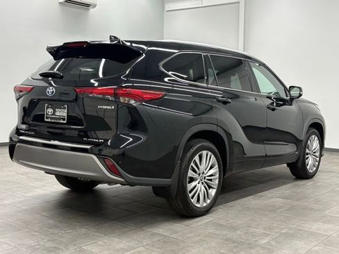 Used 2023 Toyota Highlander Platinum AWD/4WD image 2
