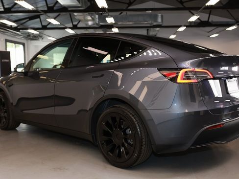 Used 2023 Tesla Model Y Long Range image 5