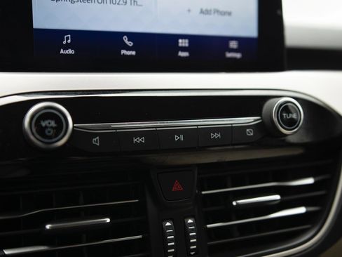 Used 2020 Ford Escape SE image 9