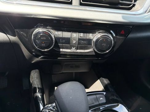 Used 2025 Chevrolet Trax LT FWD image 47