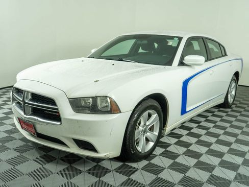 Used 2014 Dodge Charger SE RWD image 3