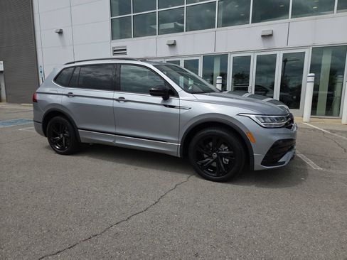 Certified 2023 Volkswagen Tiguan SE R-Line FWD image 2