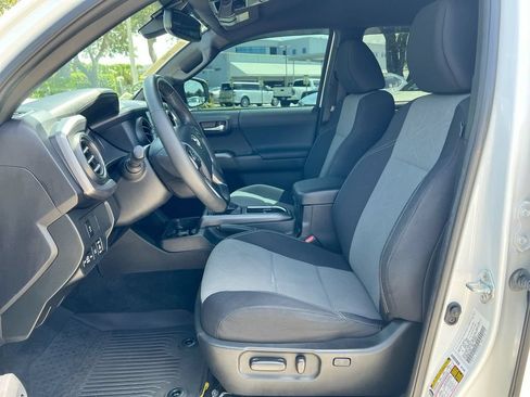 Used 2022 Toyota Tacoma TRD Sport AWD/4WD image 12