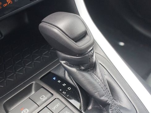 Used 2022 Toyota RAV4 XLE AWD/4WD image 12