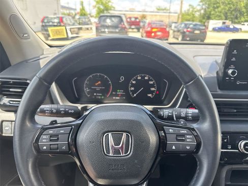 Used 2025 Honda Pilot Touring image 17