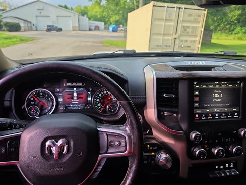 Used 2019 RAM 1500 Laramie AWD/4WD image 11