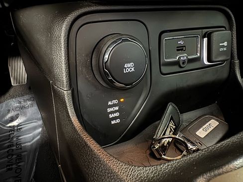 Used 2017 Jeep Renegade Latitude w/ Popular Equipment Group image 42