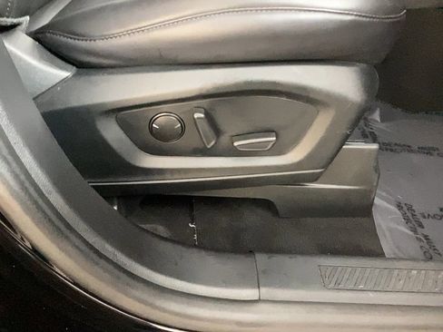 Used 2022 Ford Explorer XLT w/ Equipment Group 202A image 9