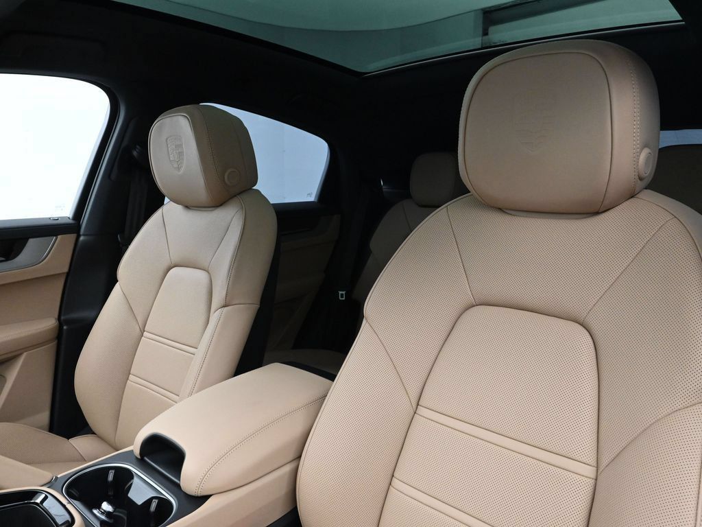 Certified 2026 Porsche Cayenne E-Hybrid Coupe AWD/4WD image 5