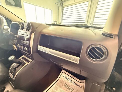 Used 2015 Jeep Compass Latitude image 14