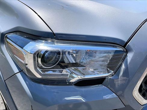 Used 2019 Toyota Tacoma TRD Sport w/ TRD Premium Sport Package AWD/4WD image 33