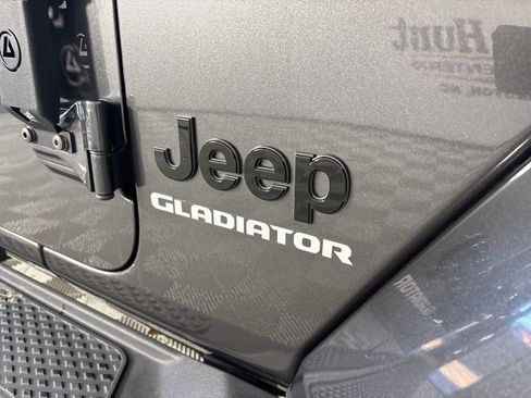 Used 2021 Jeep Gladiator Overland image 32