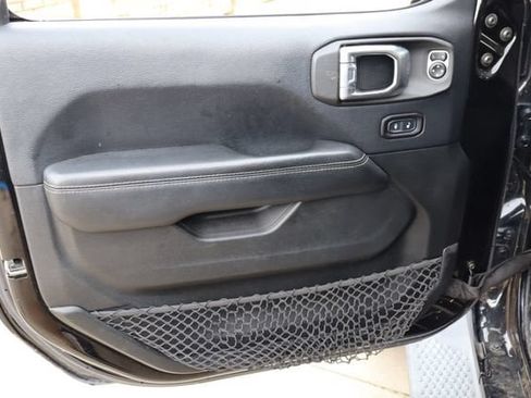 Used 2018 Jeep Wrangler Unlimited Sahara AWD/4WD image 17
