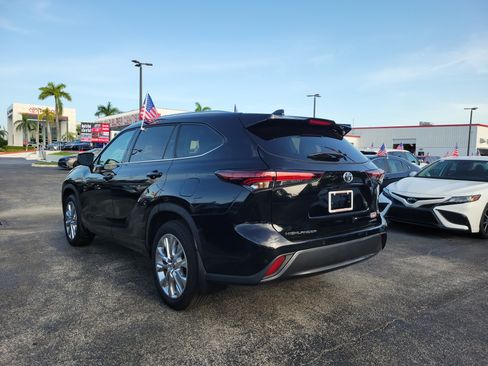 Used 2025 Toyota Highlander Limited FWD image 7