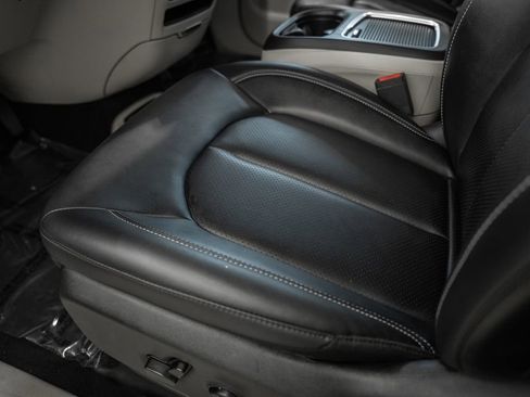 Used 2024 Chrysler Pacifica Touring-L FWD image 40