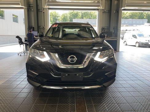Used 2017 Nissan Rogue SV w/ SV Premium Package AWD/4WD image 2