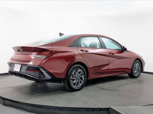 Used 2024 Hyundai Elantra SEL FWD image 8