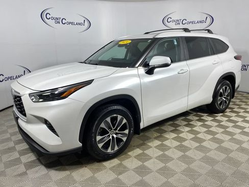 Certified 2024 Toyota Highlander XLE AWD/4WD image 3