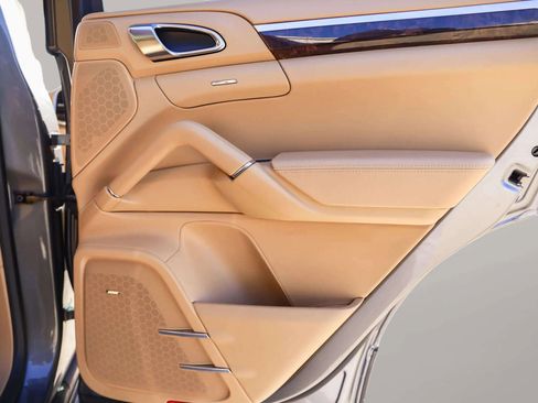 Used 2016 Porsche Cayenne Turbo image 38