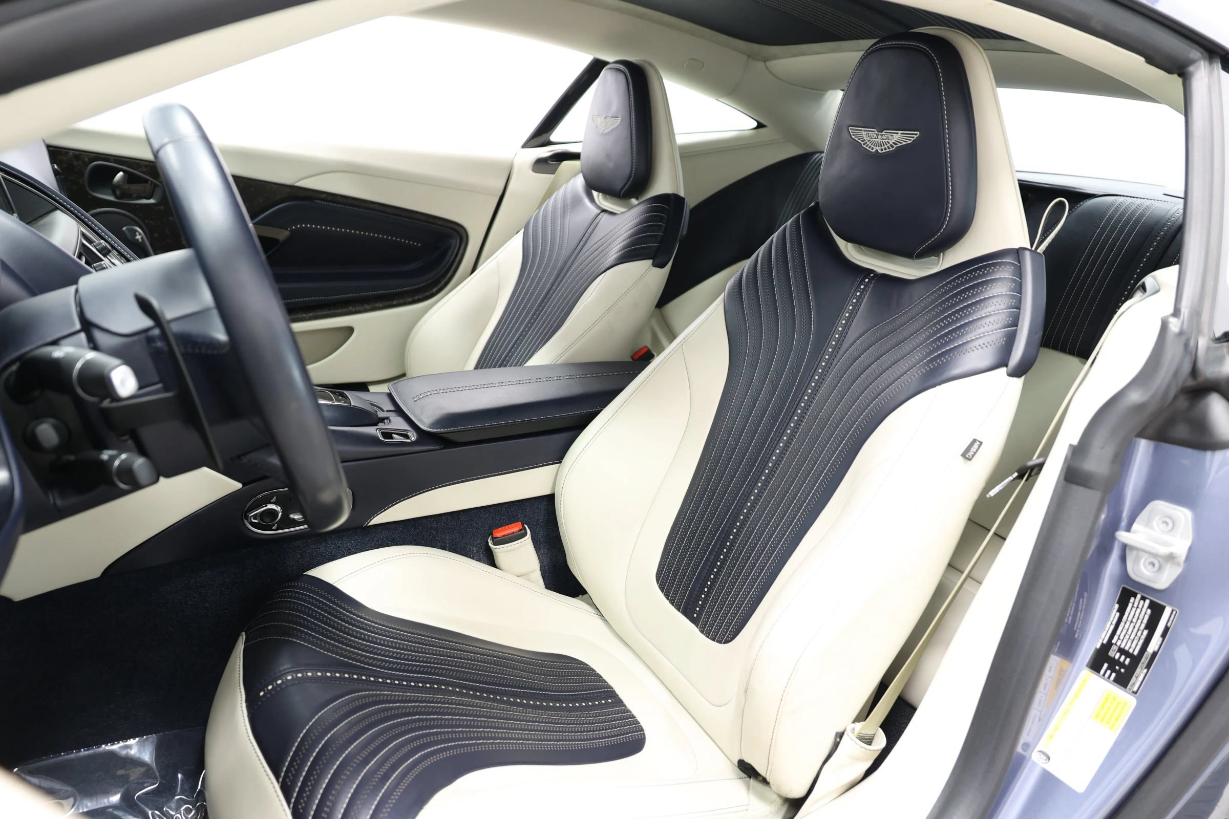 Used 2019 Aston Martin DB11 Coupe RWD image 18