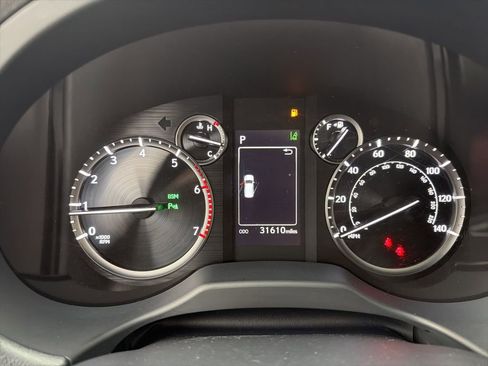 Used 2023 Lexus GX 460 Premium w/ Premium Package image 16