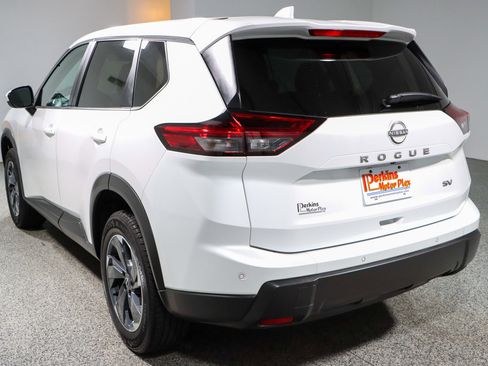 Used 2024 Nissan Rogue SV image 9